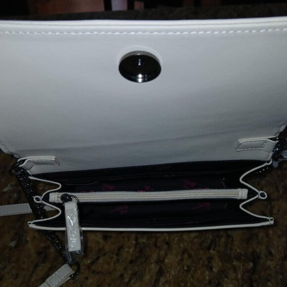 Betsey Johnson small bag with skull studs NWT - Picture 9 of 9